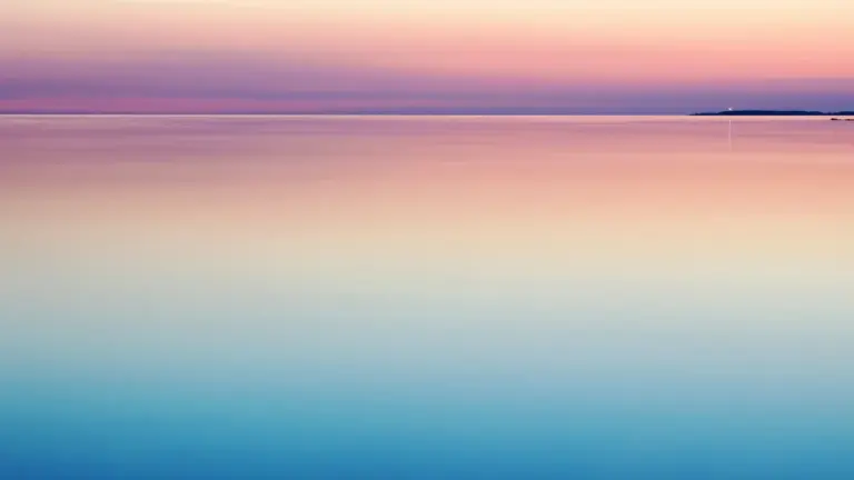 Mierīgs jūras skats ar maigu zilu un rozā vakara debesu atspīdumu horizontā.