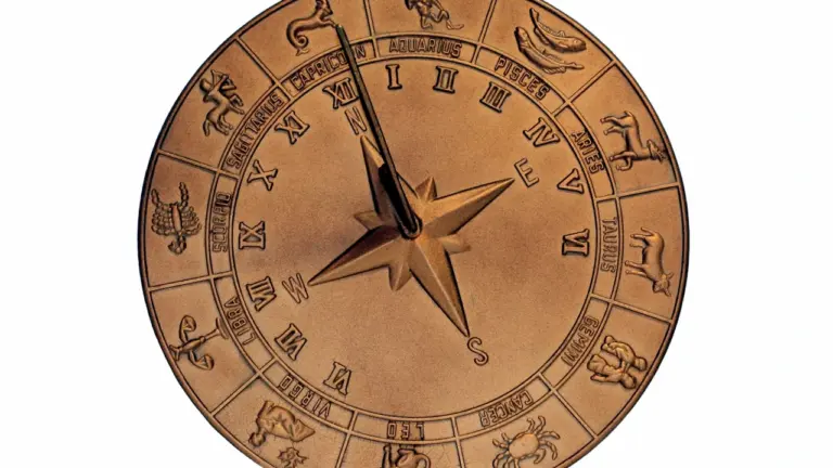 Zodiaka zīmju attēlojums uz metāla saules pulksteņa, simbolizējot laiku un astroloģiju.