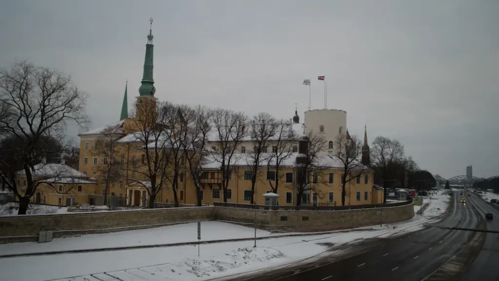 Rīgas pils ēka ar torni vārīgos ziemas laika apstākļos Latvijas galvaspilsētā Rīgā.