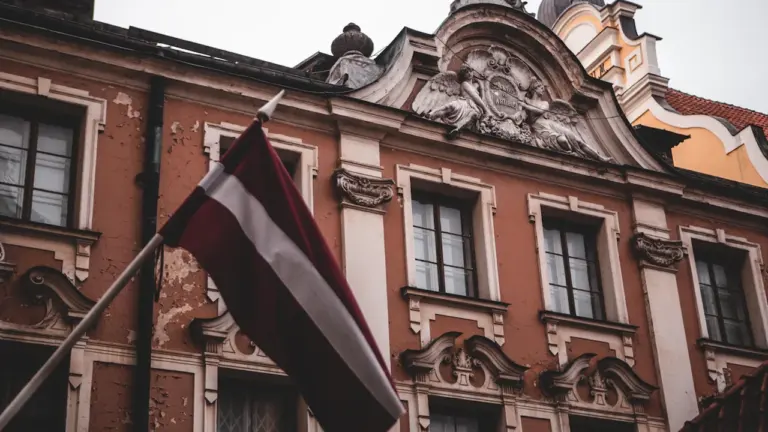 Latvijas karogs pie mājas: vēsture un obligātie datumi