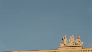 Latvijas Nacionālās operas ēkas fasādes skulpturālais rotājums skaidrā, zilā dienas debesīs Rīgā.