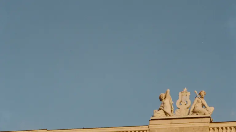 Latvijas Nacionālās operas ēkas fasādes skulpturālais rotājums skaidrā, zilā dienas debesīs Rīgā.