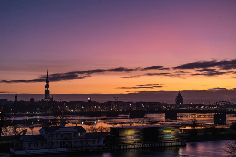Piektdienas vakars Rīgā: trīs plāni bez steigas