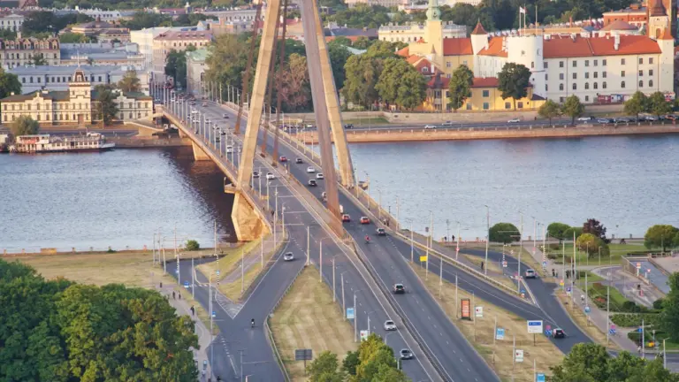 Skats no augšas uz Vanšu tiltu un Rīgas vēsturisko centru virzienā.
