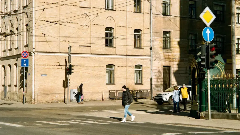 Gājēji šķērso ielu Rīgas centrā, dodoties uz skolu septembra sākumā.