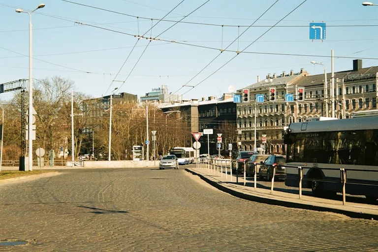 Skolas sāk 2. septembrī: Rīgas satiksmes plāns ģimenēm