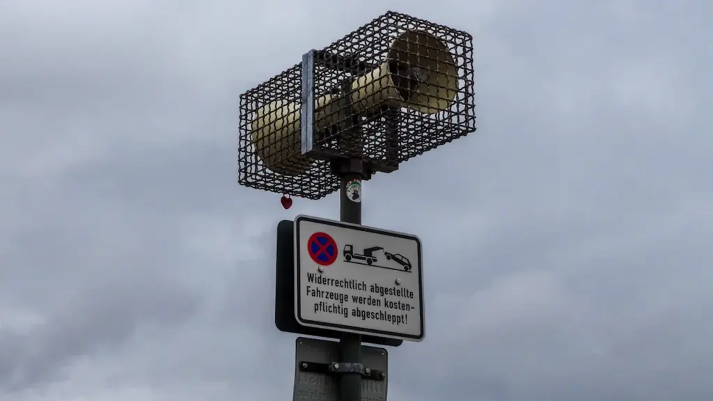 Brīdinājuma sirēna uz staba pilsētas vidē, kas paredzēta iedzīvotāju apziņošanai ārkārtas situācijās.