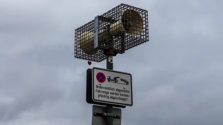 Brīdinājuma sirēna uz staba pilsētas vidē, kas paredzēta iedzīvotāju apziņošanai ārkārtas situācijās.