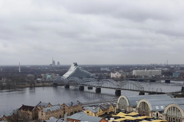 Vai Rīgas dome ieviesīs zemo emisiju zonas līdz 2026. gada beigām?