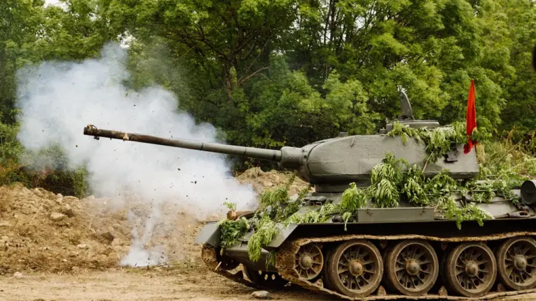 Otrā pasaules kara tanks kaujas pozīcijā ar dūmu mākoni 1944. gada kontekstā.