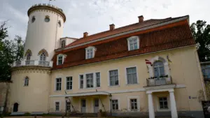 Cēsu Jaunā pils ar raksturīgo torni un vēsturisko arhitektūru Latvijas reģionā