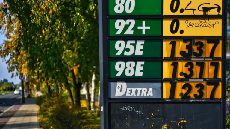 Degvielas cena Latvijā: kad lētāka uzpilde atmaksājas?