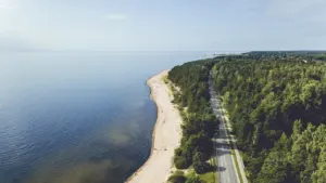 No skats no augšas uz Latvijas piekrastes ceļu un jūru saulainā dienā.