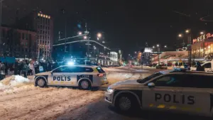 Valsts policijas automašīnas uz ceļa, veicot satiksmes kontroli un uzraugot drošību.
