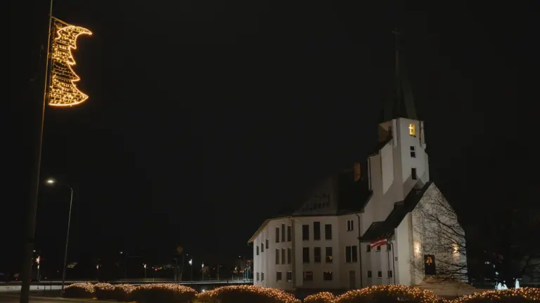 Kā 18. novembra tradīcijas saistās ar Latvijas valsts vēsturi