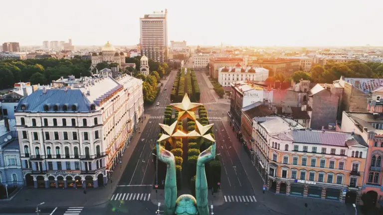 Brīvības piemineklis Rīgā saulrietā, simbolizējot Latvijas valsts neatkarību un mūsu brīvības ideālus.