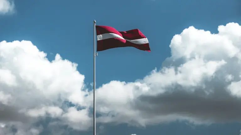 Latvijos vėliavos istorija: spalvos, liudijimai ir reikšmė