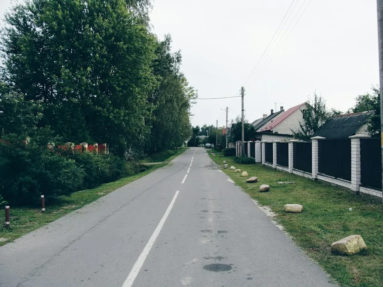 Stiprs vējš Latvijā: kā pārbaudīt risku mājām un ceļam